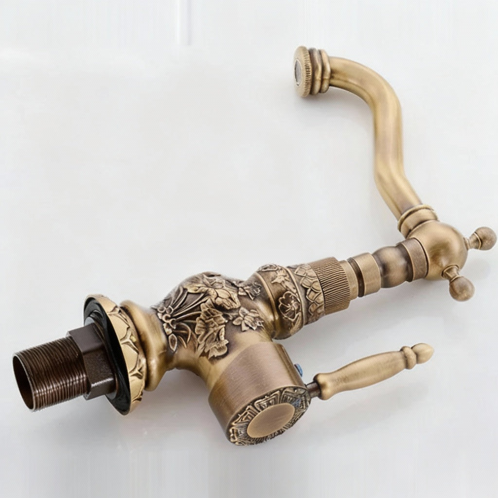 Robinet de Salle de Bain Vintage en Laiton Antique fond blanc 