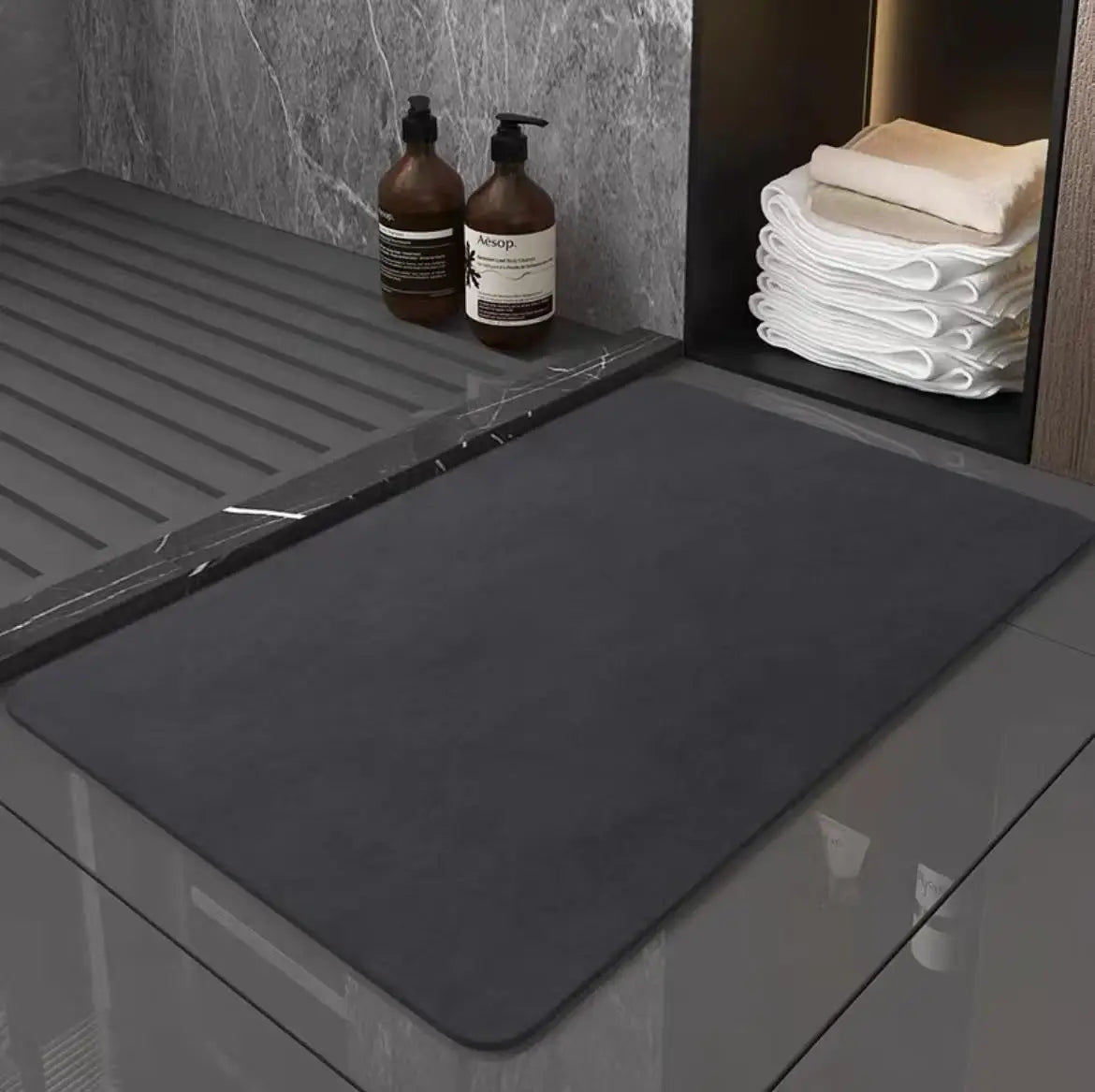 Tapis de bain noir design gris foncé