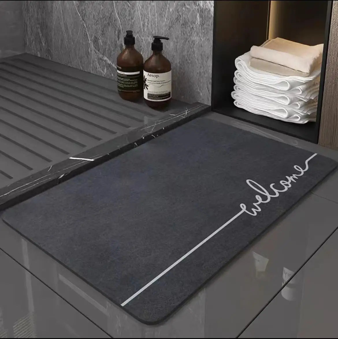Tapis de bain noir design gris foncé welcome