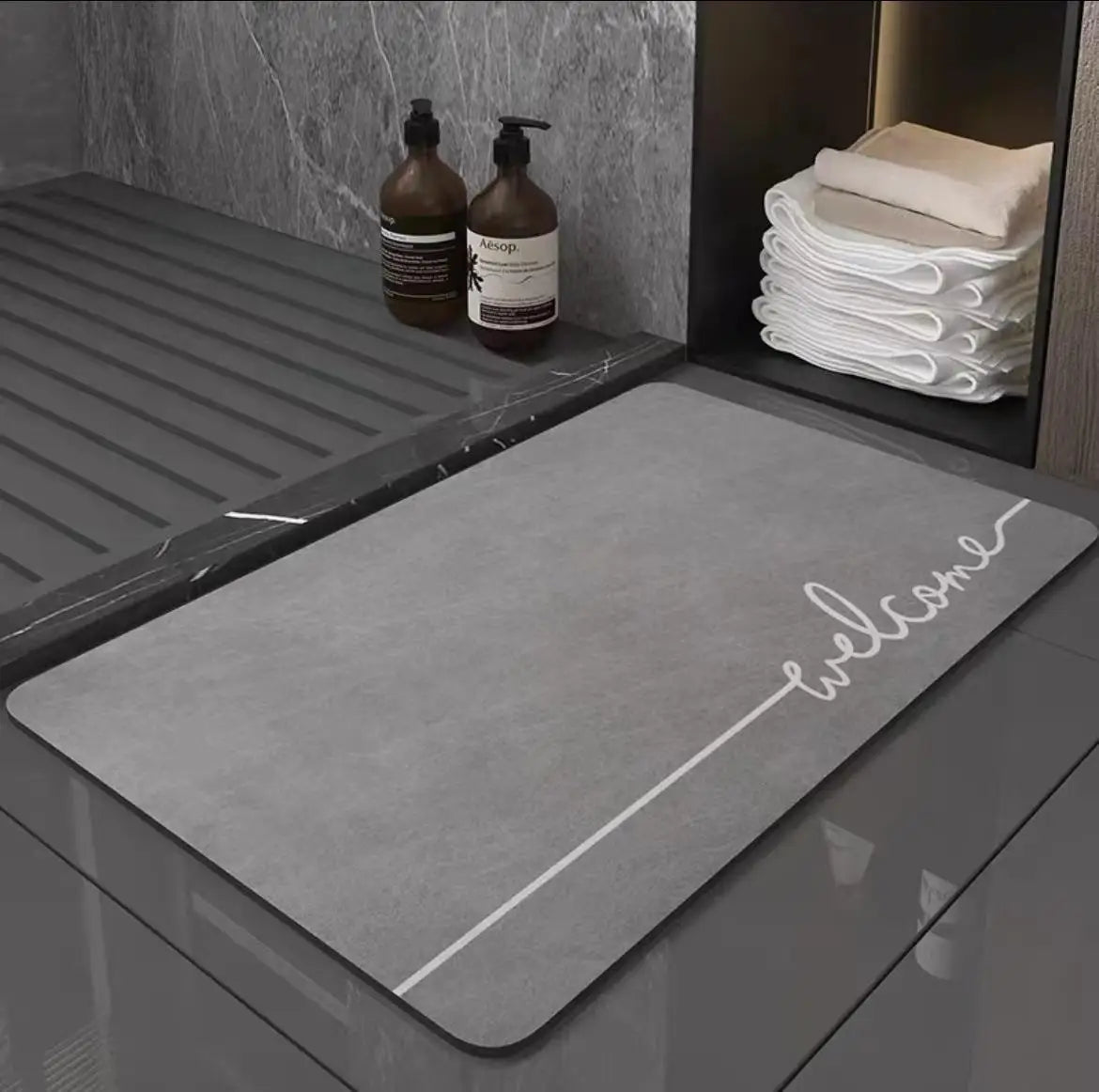 Tapis de bain noir design gris welcome