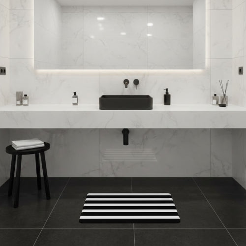 Tapis de bain noir et blanc  lavabo 