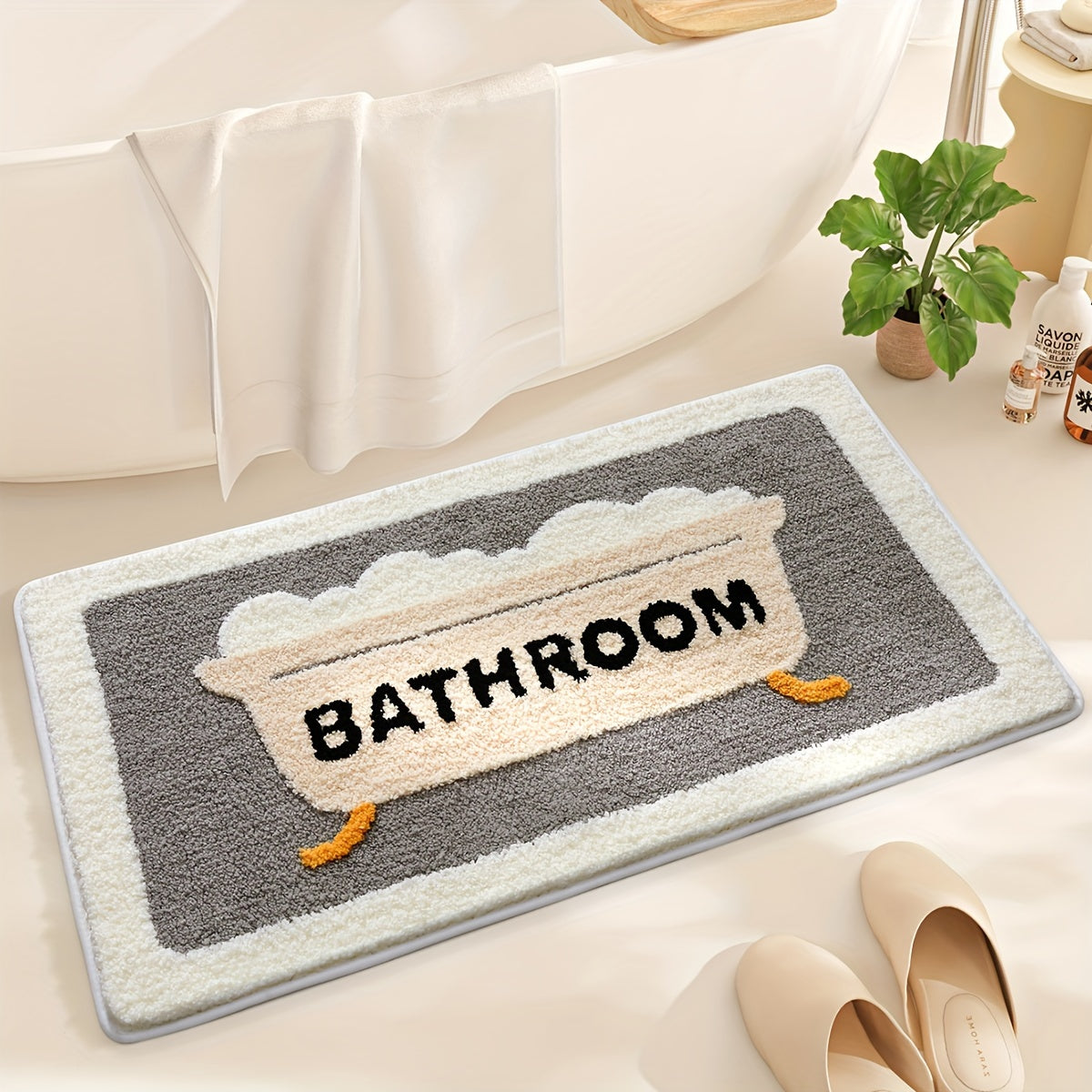 Tapis de salle de bain gris et blanc  baignoire 