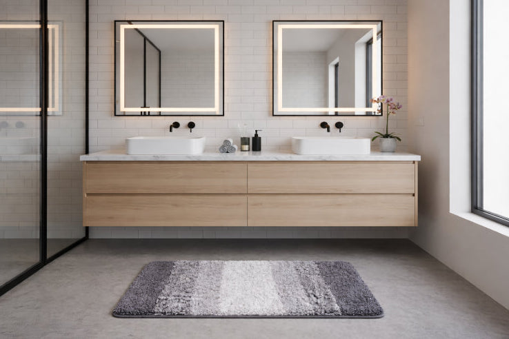 Tapis salle de bain gris et blanc cabinet de douche 